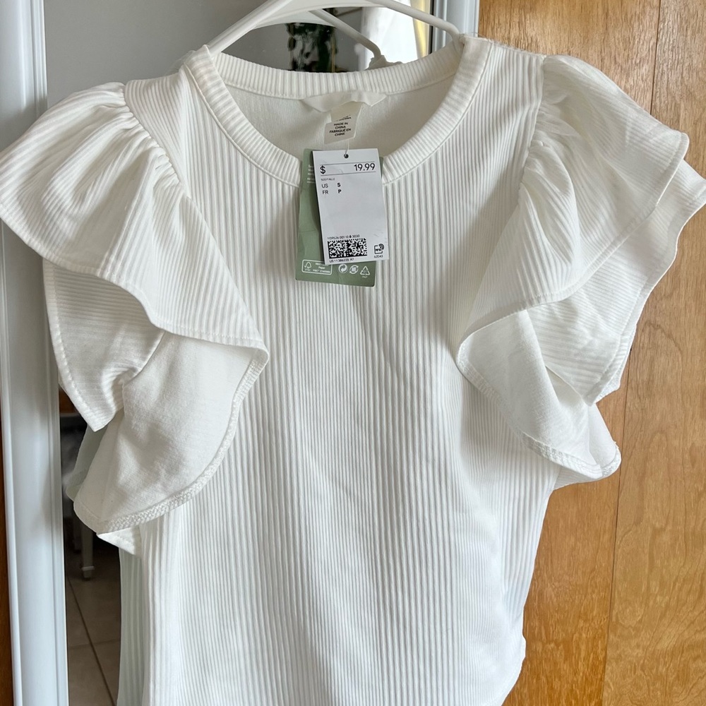 fluttered- sleeved ribbed top